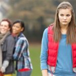 بررسی عامل حقارت و کمرویی در نوجوانان و راه حل ها